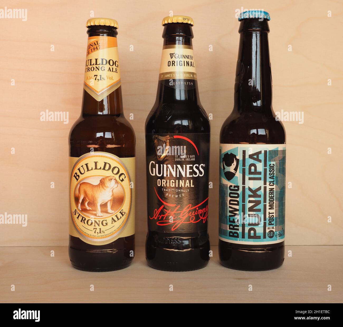 LONDRES, Royaume-Uni - VERS AVRIL 2020 : bouteilles de bière Bulldog, Guinness et Punk IPA Banque D'Images