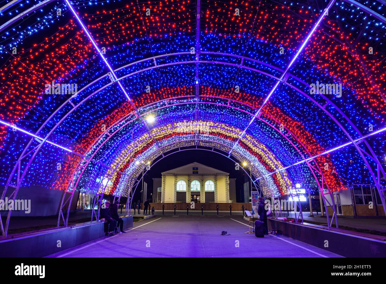 Anapa, Russie - 17 février 2020 : une canopée festive de guirlandes décorées pour les fêtes du nouvel an sur la place du Théâtre en face du Cinem Rodina Banque D'Images