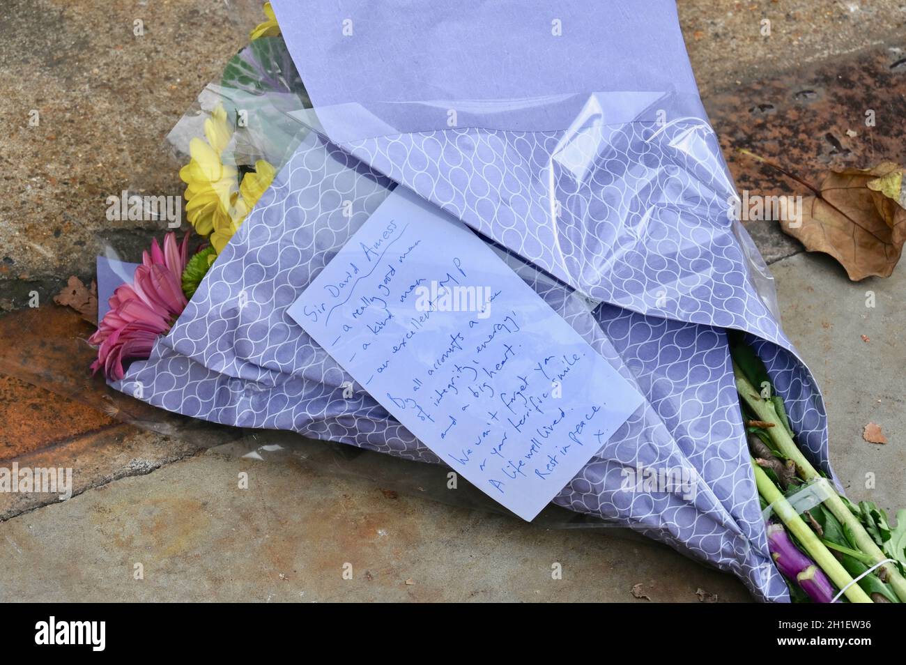 Londres, Royaume-Uni.18 octobre 2021 : un bouquet solitaire avec un message émouvant a été laissé à la porte de la Carriage, une entrée aux chambres du Parlement en hommage au député de Southend West de Sir David Amiss, tué le 15.10.21 lors de la chirurgie de sa circonscription.Chambres du Parlement, Westminster.Credit: Michael melia /Alay Live News Banque D'Images