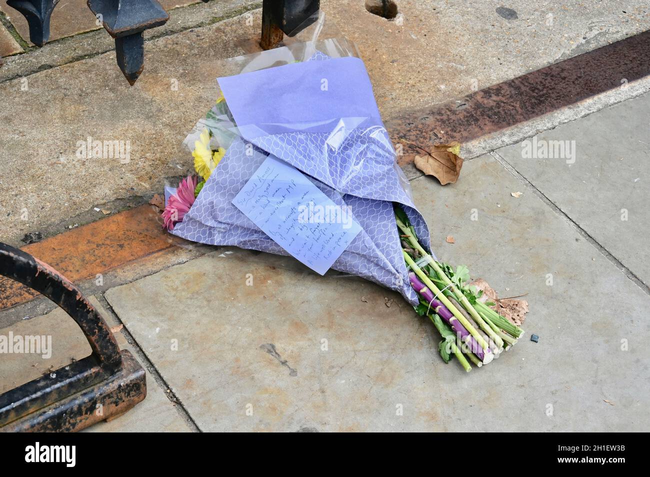 Londres, Royaume-Uni.18 octobre 2021 : un bouquet solitaire avec un message émouvant a été laissé à la porte de la Carriage, une entrée aux chambres du Parlement en hommage au député de Southend West de Sir David Amiss, tué le 15.10.21 lors de la chirurgie de sa circonscription.Chambres du Parlement, Westminster.Credit: Michael melia /Alay Live News Banque D'Images