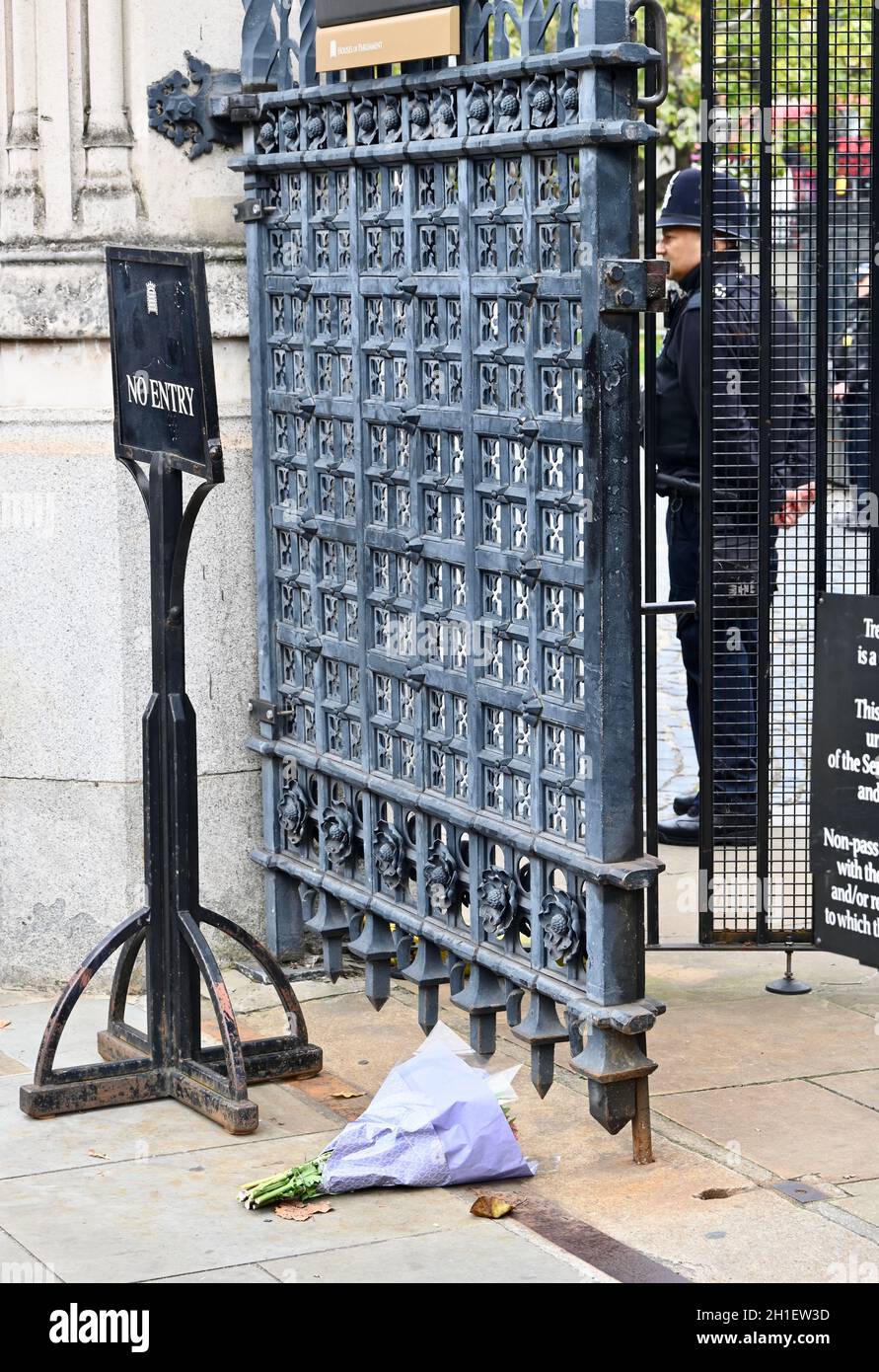 Londres, Royaume-Uni.18 octobre 2021 : un bouquet solitaire avec un message émouvant a été laissé à la porte de la Carriage, une entrée aux chambres du Parlement en hommage au député de Southend West de Sir David Amiss, tué le 15.10.21 lors de la chirurgie de sa circonscription.Chambres du Parlement, Westminster.Credit: Michael melia /Alay Live News Banque D'Images