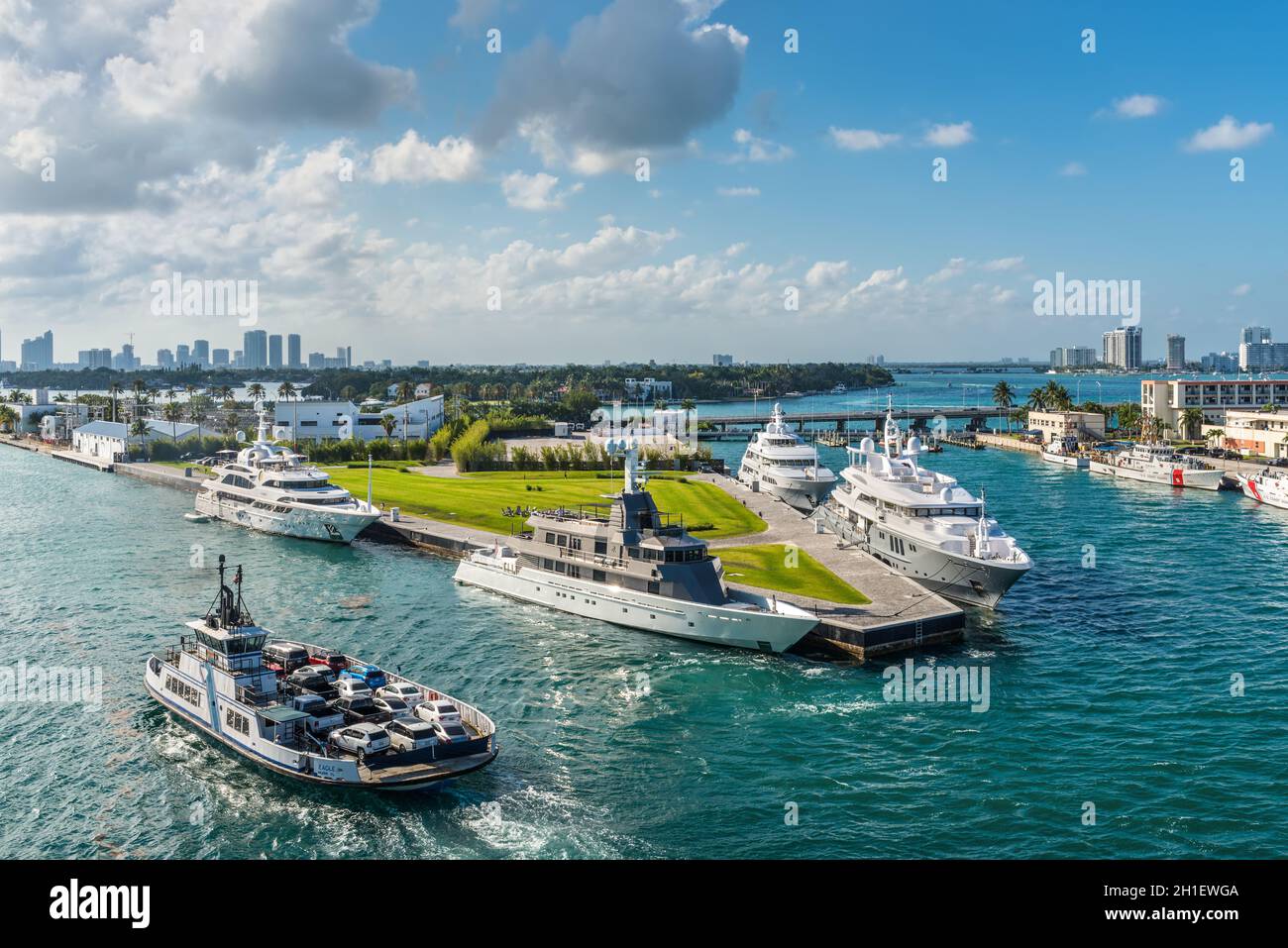 Miami, FL, États-Unis - 28 avril 2019 : yachts de luxe amarrés à Biscayne Bay, Miami, Floride, États-Unis d'Amérique. Ferry de Fisher Island dans Banque D'Images