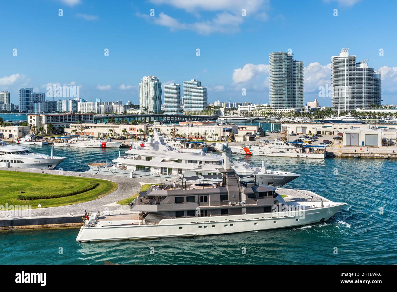 Miami, FL, États-Unis - 28 avril 2019 : yachts de luxe amarrés dans le port de Miami, Floride, États-Unis d'Amérique. Banque D'Images