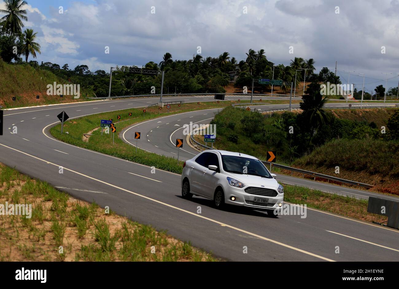 salvador, bahia / brésil - 29 mars 2019: Vue sur la via Metropolitana, autoroute qui relie Estrada do Coco (BA 099) à Camacari, avec l'autoroute CIA Aer Banque D'Images