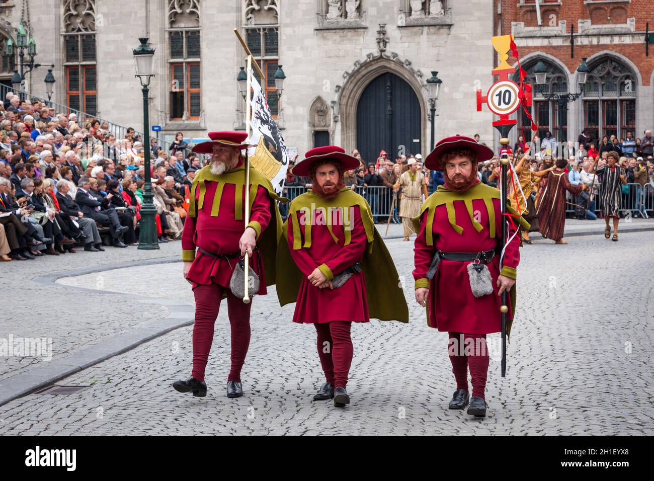 BRUGES, BELGIQUE - 17 MAI : procession annuelle du Saint-sang le jour de l'Ascension.Les habitants de la région effectuent une reconstitution historique et des dramatizations de Biblica Banque D'Images