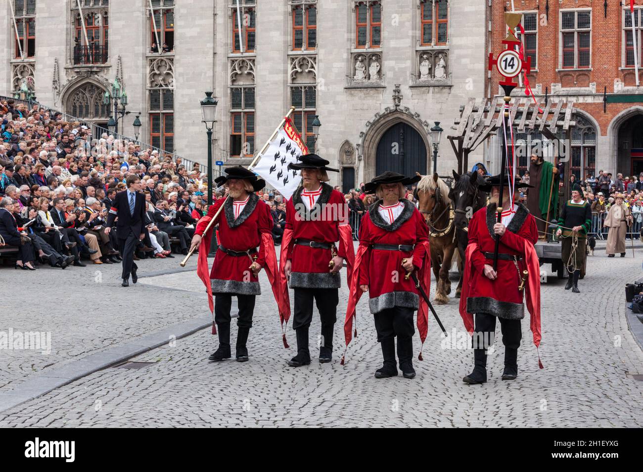 BRUGES, BELGIQUE - 17 MAI : procession annuelle du Saint-sang le jour de l'Ascension.Les habitants de la région effectuent une reconstitution historique et des dramatizations de Biblica Banque D'Images