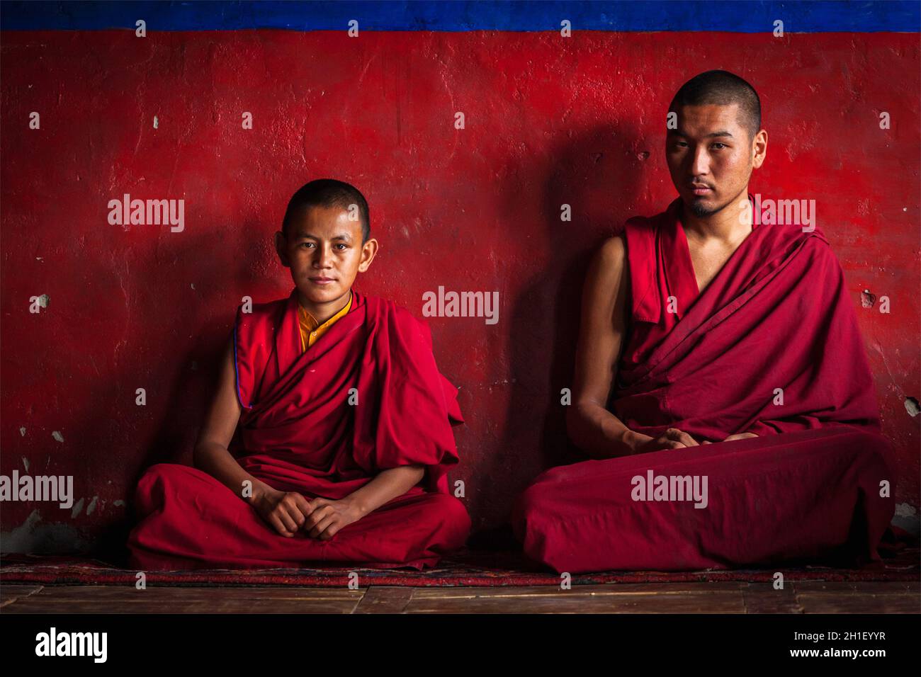 DISKIT, INDE - 12 SEPTEMBRE 2012 : moines bouddhistes tibétains non identifiés, adultes et enfants, dans Diskit gompa (monastère) pendant la prière, vallée de Nubra, Ladak Banque D'Images