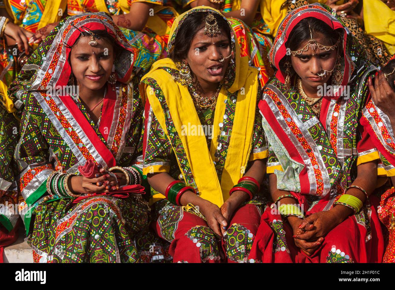 PUSHKAR, INDE - 21 NOVEMBRE 2012 : des filles rajasthani non identifiées en tenues traditionnelles se préparent à la danse lors de la foire annuelle de chameau Pushkar Me Banque D'Images