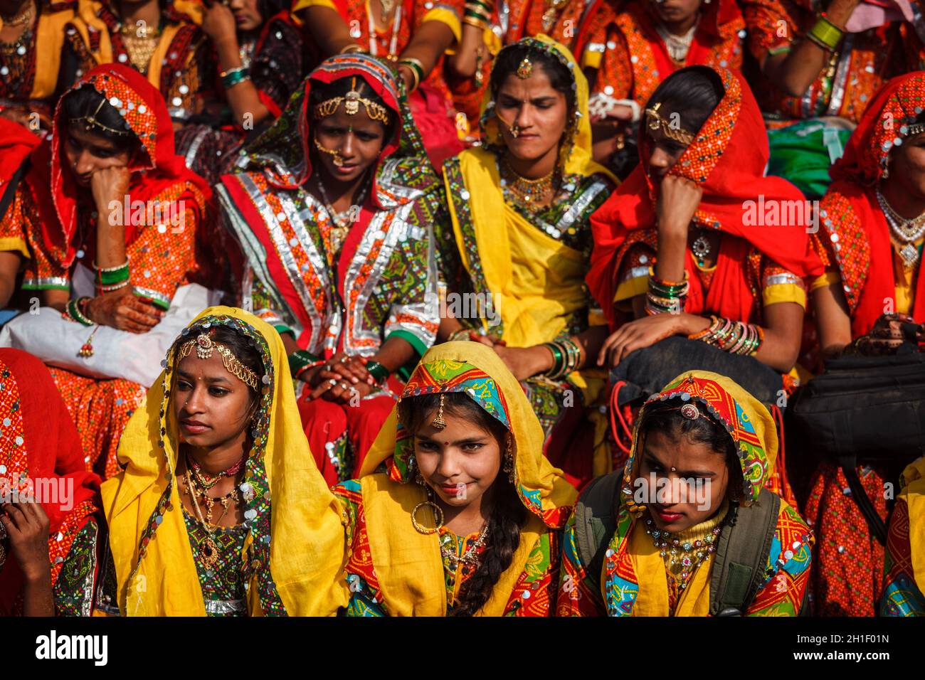 PUSHKAR, INDE - 21 NOVEMBRE 2012 : des filles rajasthani non identifiées en tenues traditionnelles se préparent à la danse lors de la foire annuelle de chameau Pushkar Mel Banque D'Images