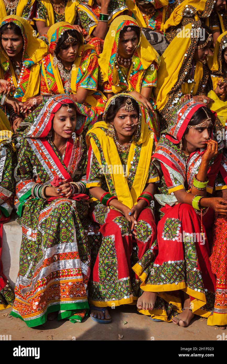 PUSHKAR, INDE - 21 NOVEMBRE 2012 : des filles rajasthani non identifiées en tenues traditionnelles se préparent à la danse lors de la foire annuelle de chameau Pushkar Me Banque D'Images