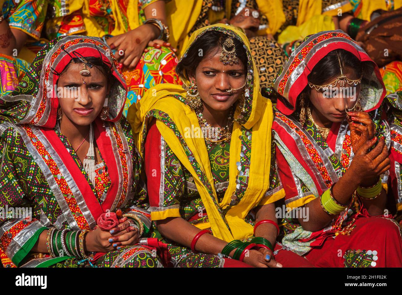 PUSHKAR, INDE - 21 NOVEMBRE 2012 : des filles rajasthani non identifiées en tenues traditionnelles se préparent à la danse lors de la foire annuelle de chameau Pushkar Me Banque D'Images