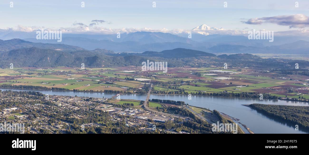 Vue aérienne de Mission City, du fleuve Fraser et de Mnt Baker en arrière-plan. Banque D'Images