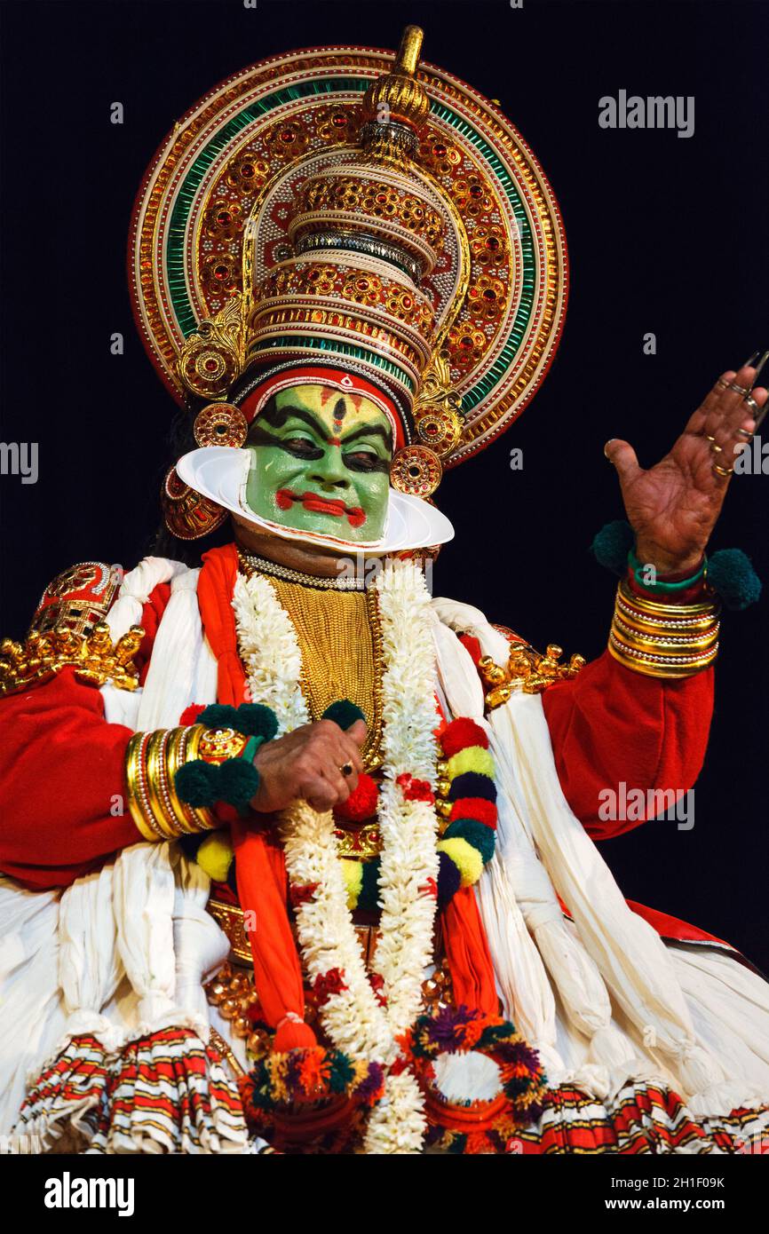 CHENNAI, INDE - SEPTEMBRE 8 : spectacle de danse traditionnelle indienne Kathakali le 8 septembre 2009 à Chennai, Inde.L'interprète joue Arjuna (pac Banque D'Images