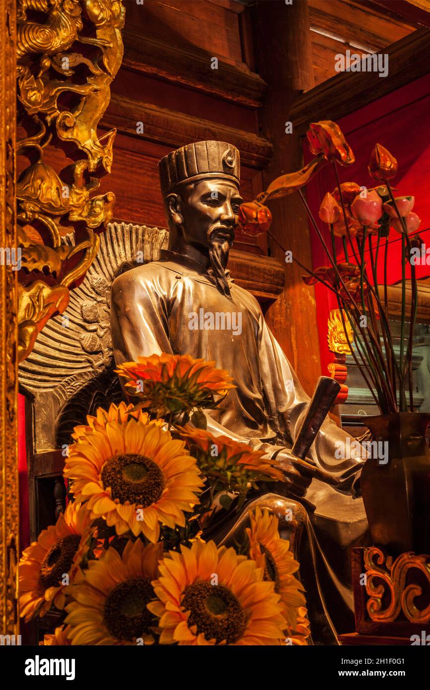 HANOÏ, VIETNAM - 11 JUIN 2011 : statue de Confucius au Temple de la Littérature.Ce temple est dédié à Confucius, aux sages et aux érudits Banque D'Images