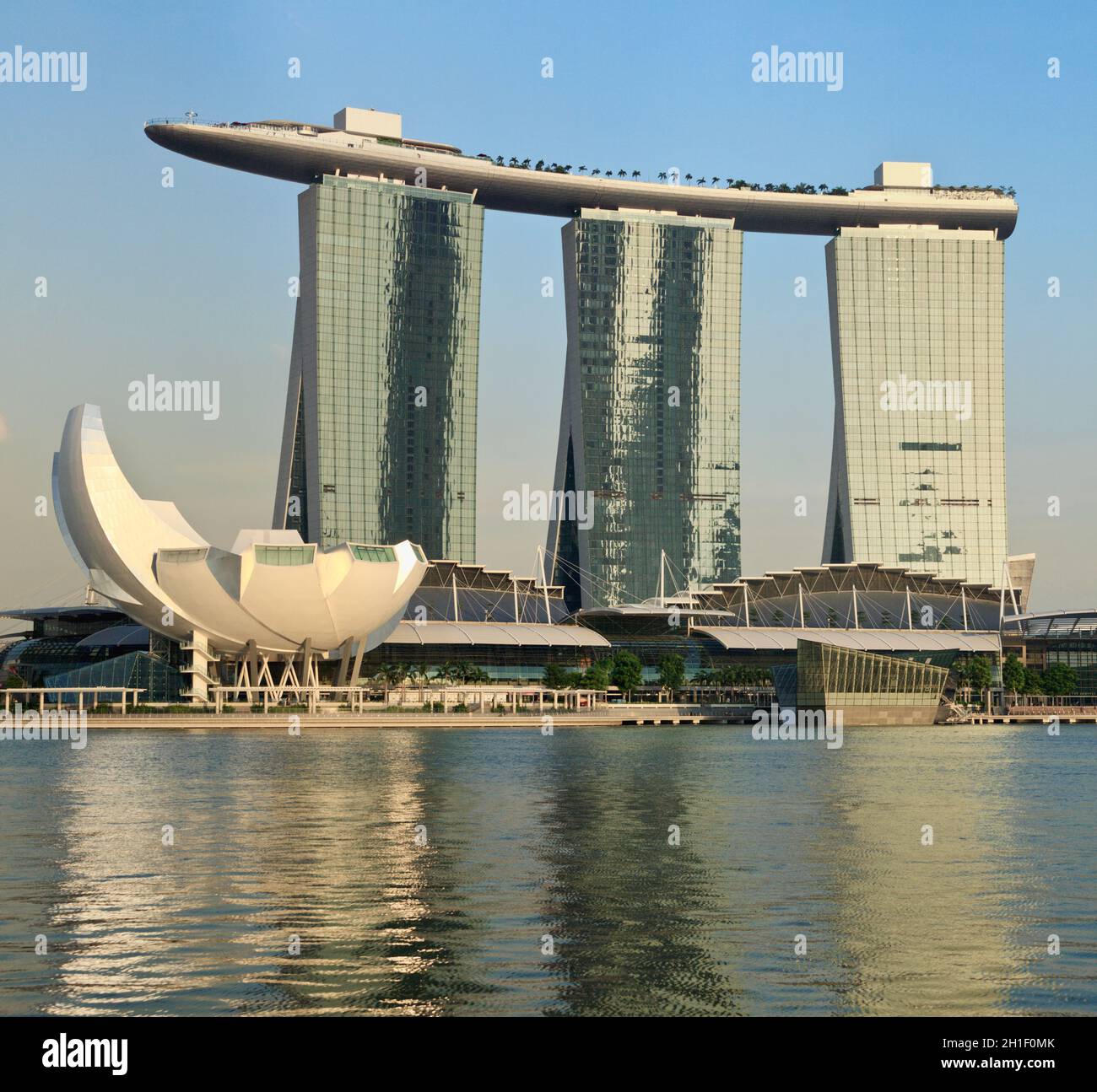 SINGAPOUR - 6 MAI : le complexe de Marina Bay Sands au coucher du soleil le 6 mai 2011 à Singapour.Marina Bay Sands est un complexe intégré et facturé comme le millepertuis Banque D'Images