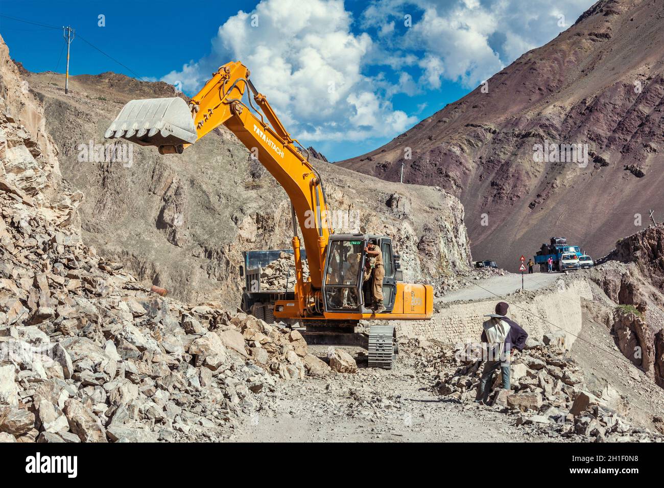LADAKH, INDE - 10 SEPTEMBRE 2011 : route de nettoyage de pelle hydraulique après glissement de terrain dans l'Himalaya.Ladakh, Jammu-et-Cachemire, Inde Banque D'Images