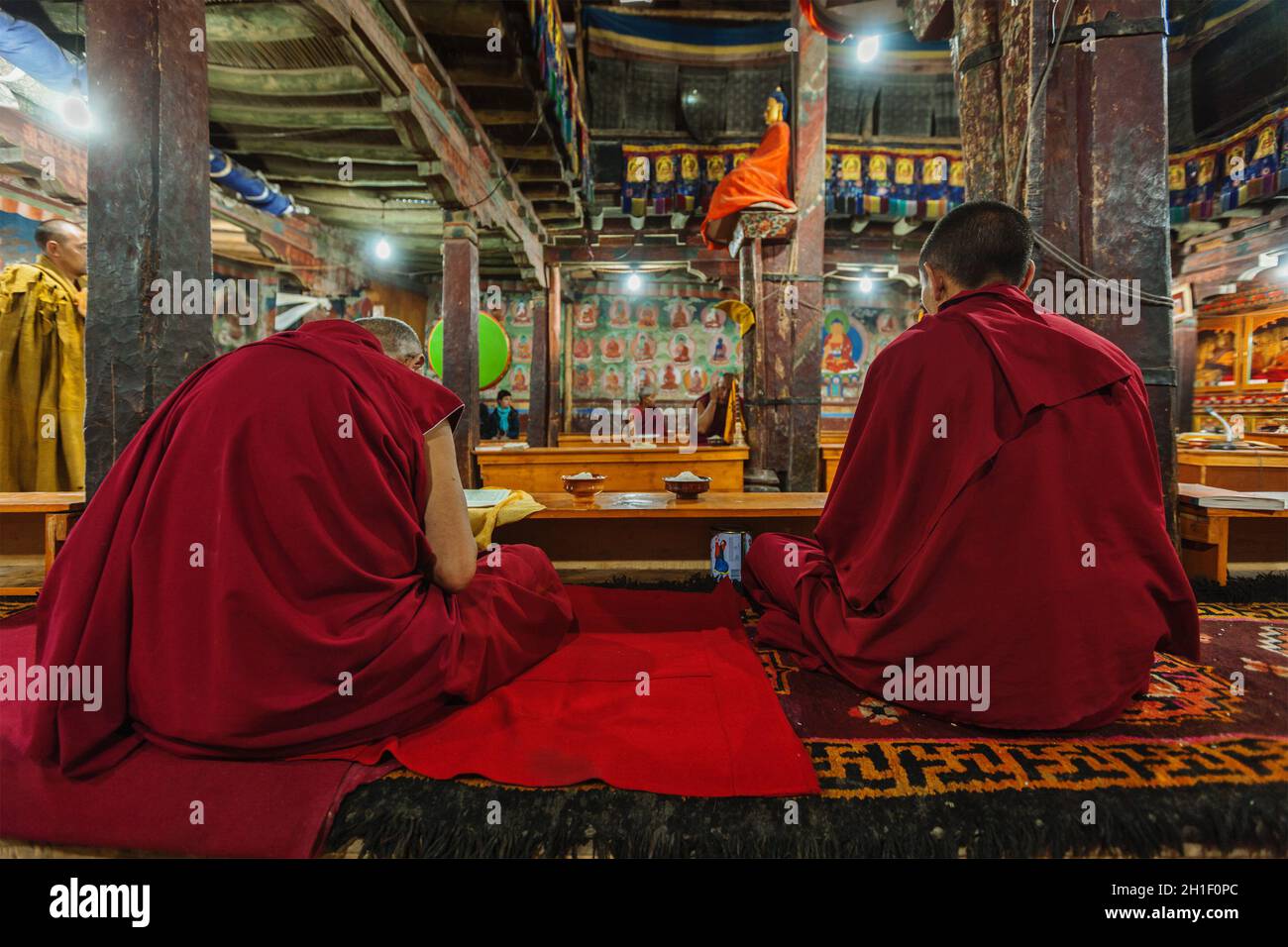 THIKSEY, INDE - 4 SEPTEMBRE 2011 : les moines bouddhistes tibétains lors de la prière à Thiksey gompa (monastère bouddhiste) de la secte du chapeau jaune (Gelugpa) - la Banque D'Images
