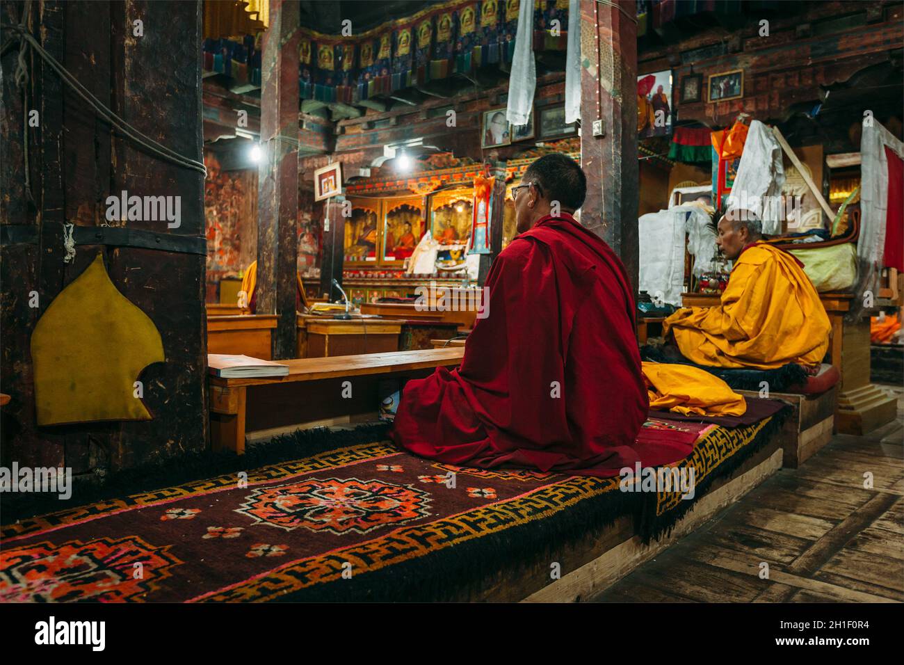 THIKSEY, INDE - 4 SEPTEMBRE 2011 : les moines bouddhistes tibétains lors de la prière à Thiksey gompa (monastère bouddhiste) de la secte du chapeau jaune (Gelugpa) - la Banque D'Images