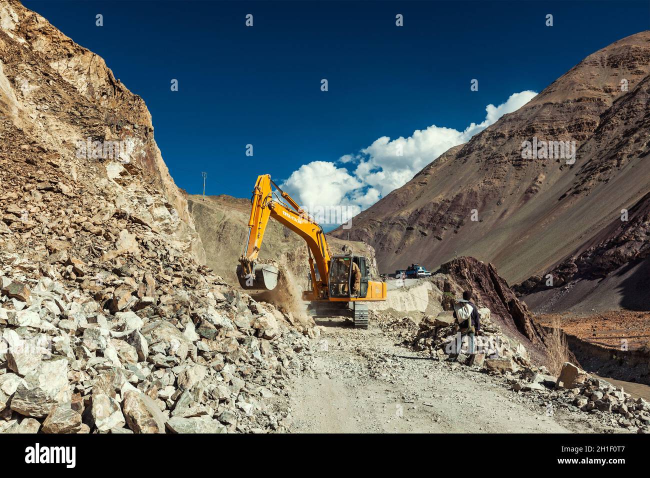 LADAKH, INDE - 10 SEPTEMBRE 2011 : route de nettoyage de pelle hydraulique après glissement de terrain dans l'Himalaya.Ladakh, Jammu-et-Cachemire, Inde Banque D'Images
