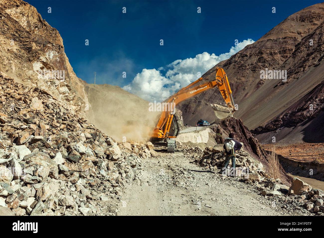 LADAKH, INDE - 10 SEPTEMBRE 2011 : route de nettoyage de pelle hydraulique après glissement de terrain dans l'Himalaya.Ladakh, Jammu-et-Cachemire, Inde Banque D'Images