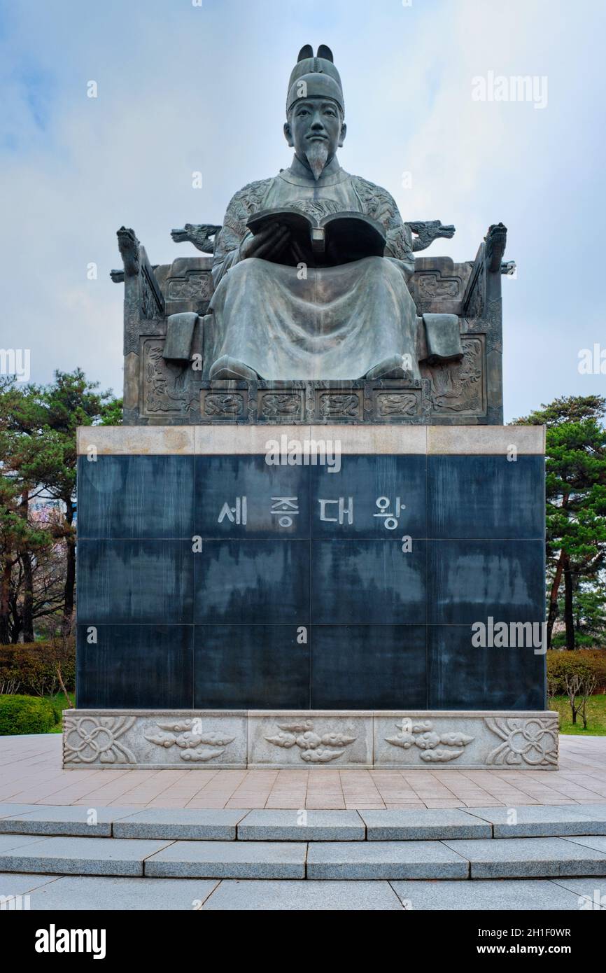 SÉOUL, CORÉE DU SUD - 6 AVRIL 2018 : le roi Sejong la Grande statue du parc Yeouido, Séoul, Sud Banque D'Images