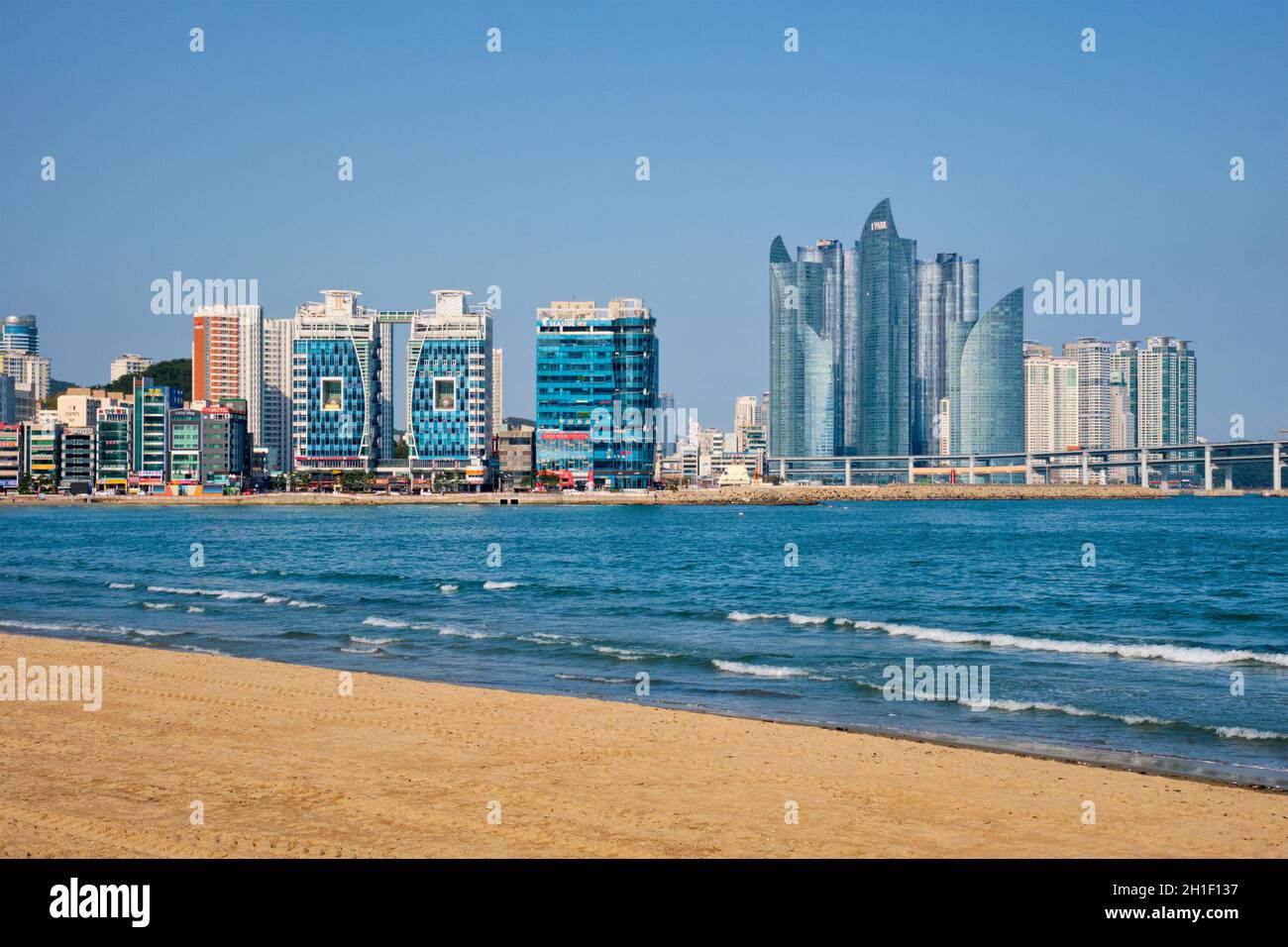 BUSAN, CORÉE DU SUD - 11 AVRIL 2017 : la plage de Gwangalli à Busan, une grande ville portuaire en Corée du Sud Banque D'Images