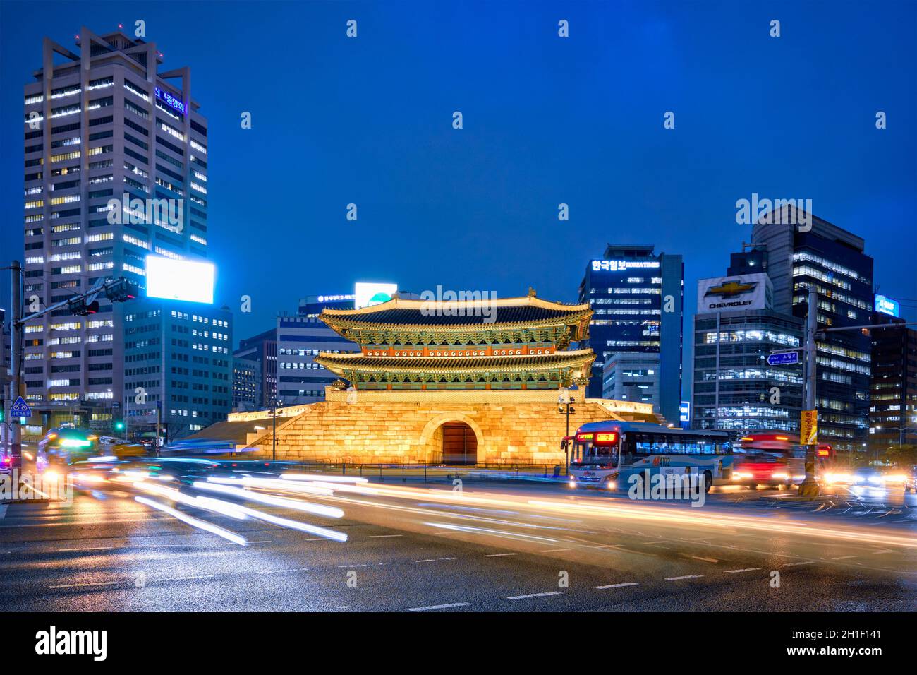 Séoul, Corée du Sud - 1 Avril 2016 : La Porte de Namdaemun porte Sungnyemun de nuit avec le trafic urbain, Séoul, Corée du Sud Banque D'Images