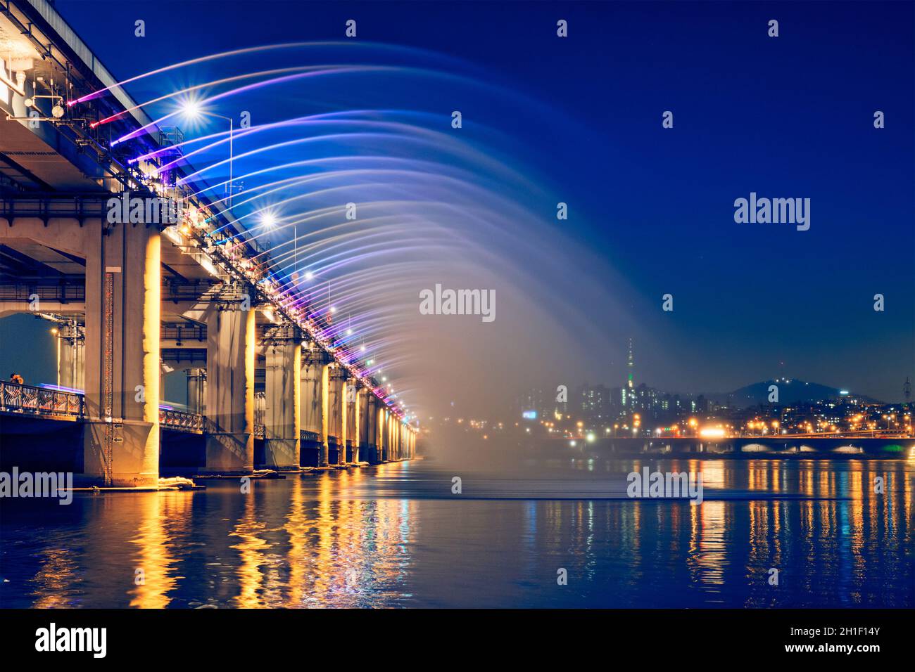 SÉOUL, CORÉE DU SUD - 7 AVRIL 2017 : Pont Banpo Fontaine arc-en-ciel site touristique sur la rivière Han illuminé la nuit, Séoul, Corée du Sud Banque D'Images