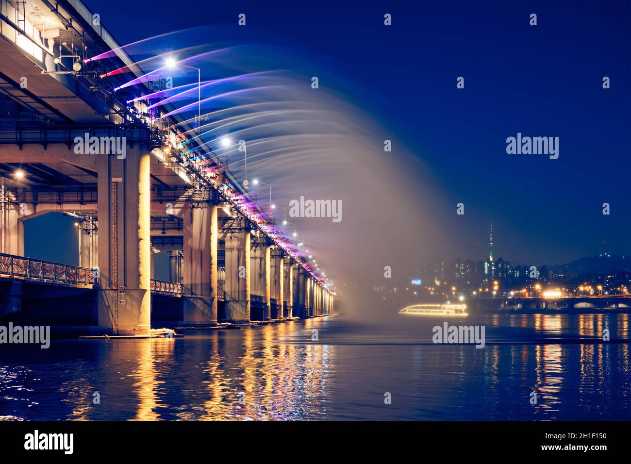 SÉOUL, CORÉE DU SUD - 7 AVRIL 2017 : Pont Banpo Fontaine arc-en-ciel site touristique sur la rivière Han illuminé la nuit, Séoul, Corée du Sud Banque D'Images