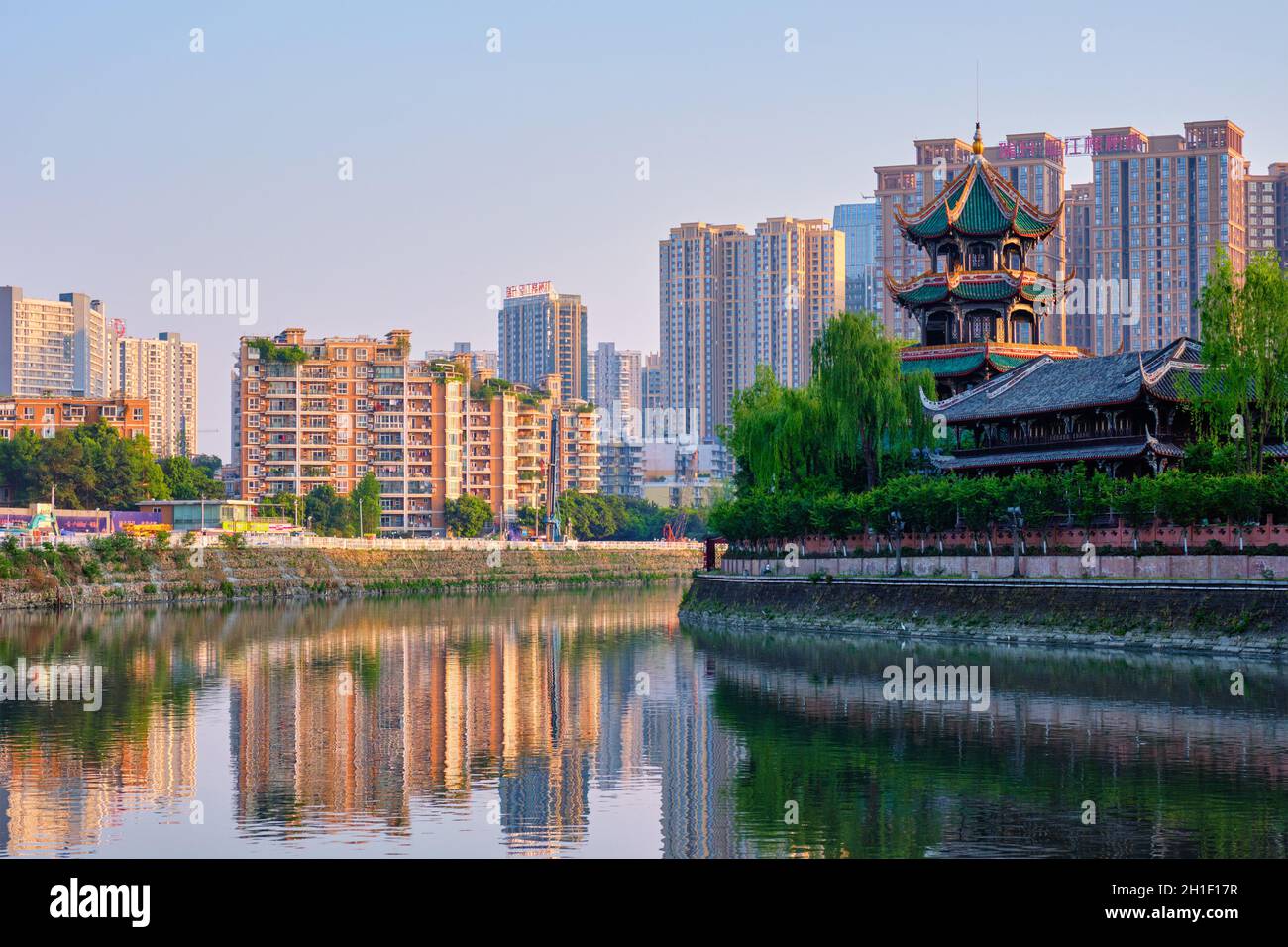 CHENGDU, CHINE - 16 AVRIL 2018 : Parc du Pavillon Wangjiang (Tour Wangjiang) (Parc Wangjianglou) vue sur le fleuve Jinjiang, Chengdu, Sichuan, Chine sur su Banque D'Images