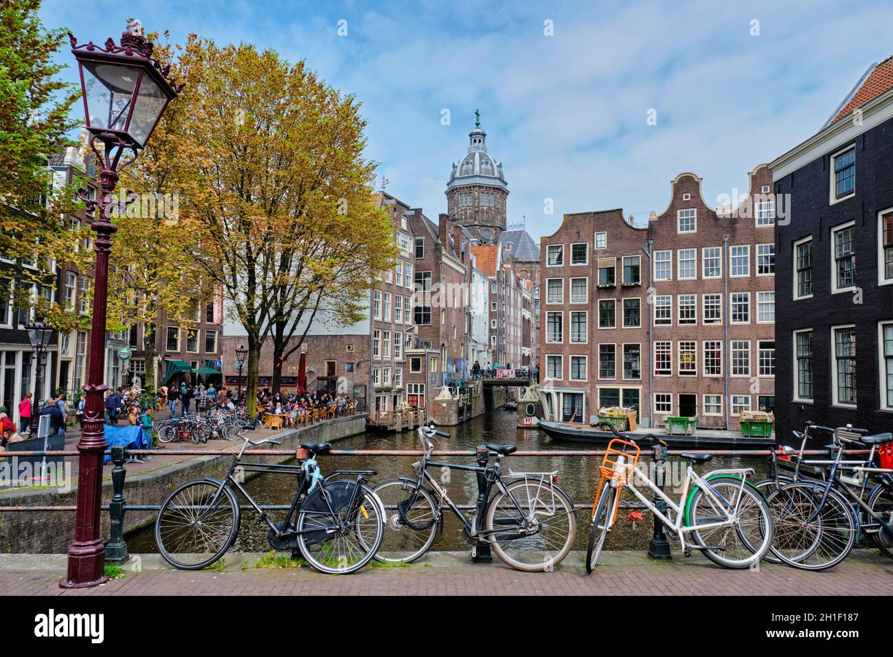 AMSTERDAM, PAYS-BAS - 7 MAI 2017 : vélos dans la rue d'Amsterdam près du canal avec maisons anciennes.Quartier des feux rouges, Amsterdam, pays-Bas Banque D'Images