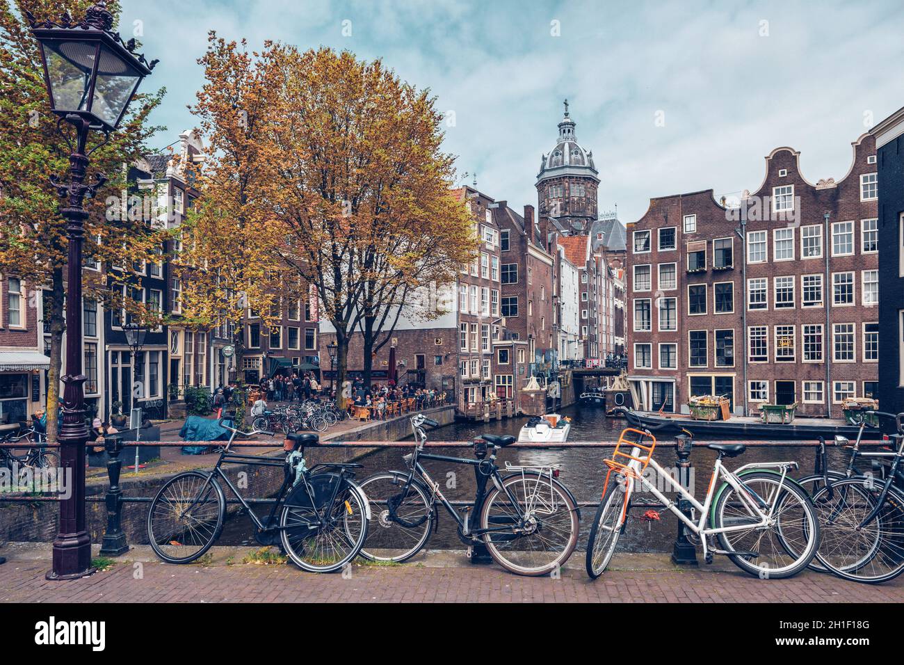 AMSTERDAM, PAYS-BAS - 7 MAI 2017 : vélos dans la rue d'Amsterdam près du canal avec maisons anciennes.Quartier des feux rouges, Amsterdam, pays-Bas Banque D'Images