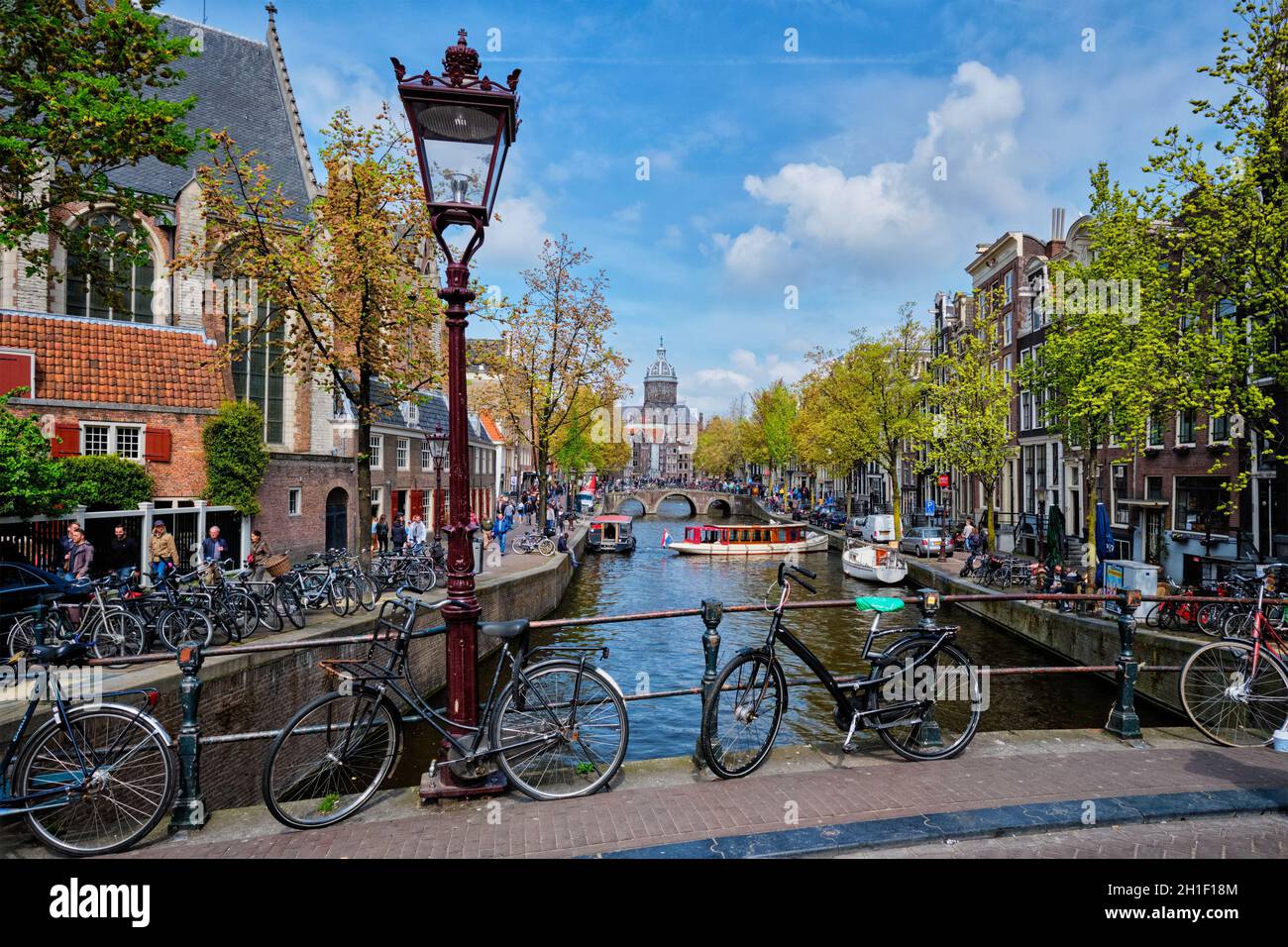 AMSTERDAM, PAYS-BAS - 7 MAI 2017 : vélos dans la rue d'Amsterdam sur le pont au-dessus du canal avec des maisons anciennes.Quartier des feux rouges, Amsterdam, pays-Bas Banque D'Images