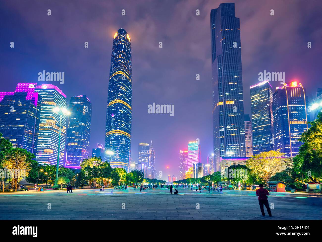 GUANGZHOU, CHINE - le 27 AVRIL 2018 : illuminé dans la soirée, le paysage urbain de Guangzhou au-dessus de la rivière des perles.Guangzhou, Chine Banque D'Images