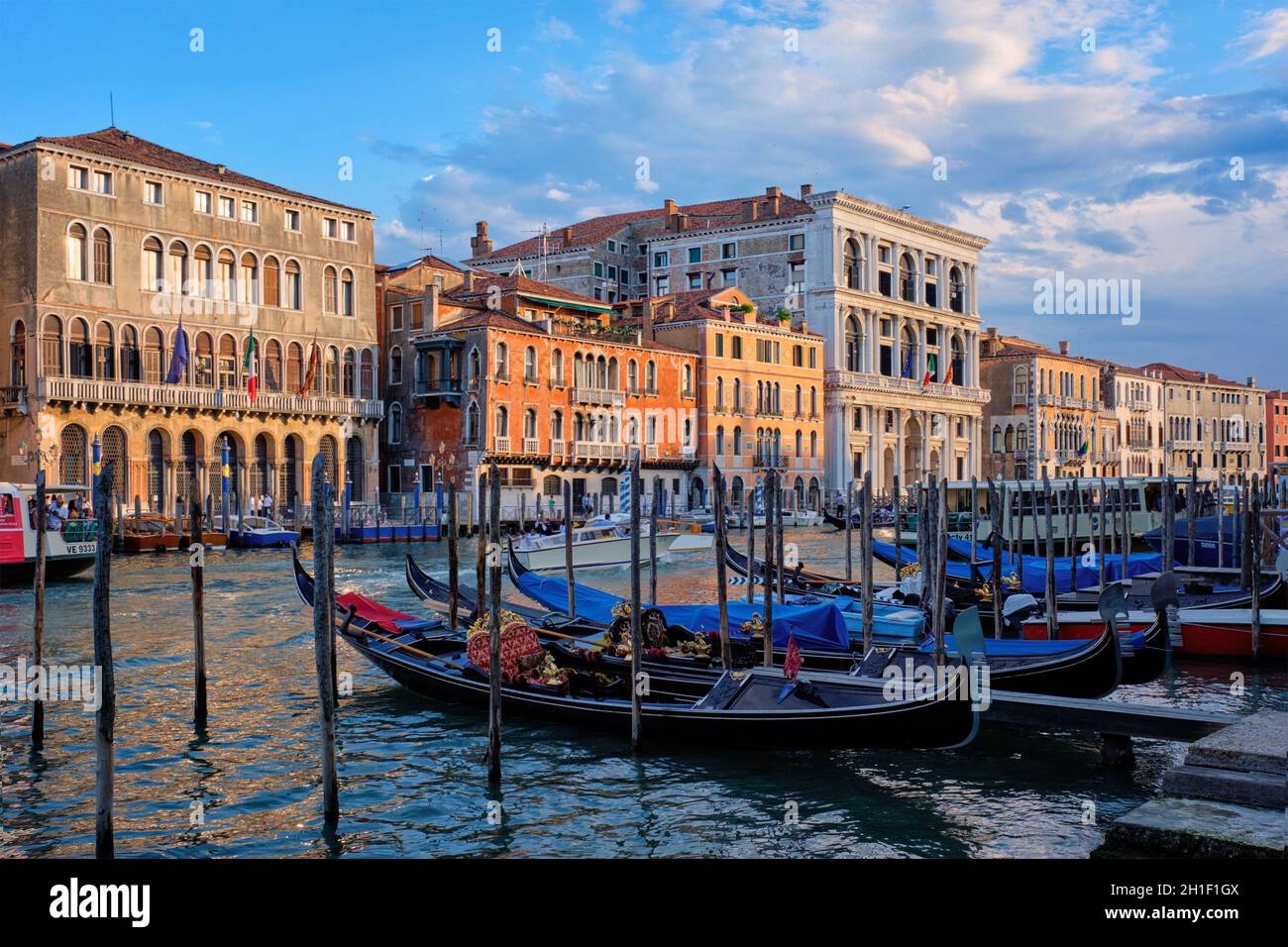 VENISE, ITALIE - 27 JUIN 2018 : Grand Canal avec bateaux et gondoles au coucher du soleil, Venise, Italie Banque D'Images