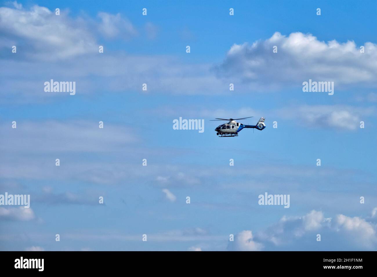 MUNICH, ALLEMAGNE - 08 JUILLET 2018 : hélicoptère de police dans le ciel. Banque D'Images