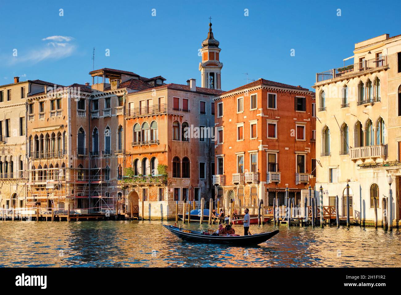 VENISE, ITALIE - 27 JUIN 2018 : Grand Canal avec bateaux et gondoles au coucher du soleil, Venise, Italie Banque D'Images