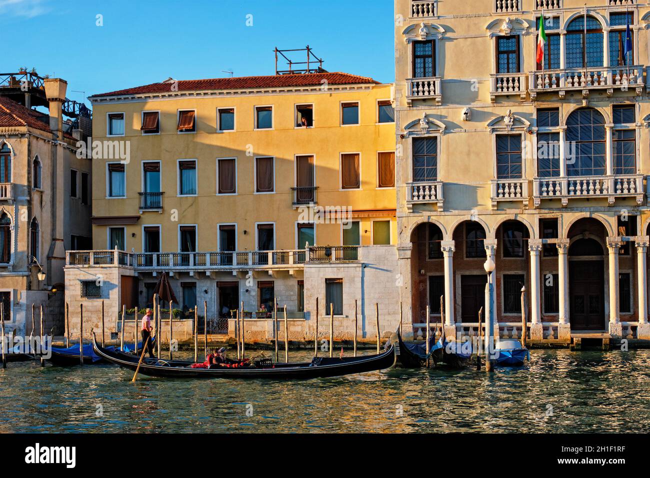 VENISE, ITALIE - 27 JUIN 2018 : Grand Canal avec bateaux et gondoles au coucher du soleil, Venise, Italie Banque D'Images