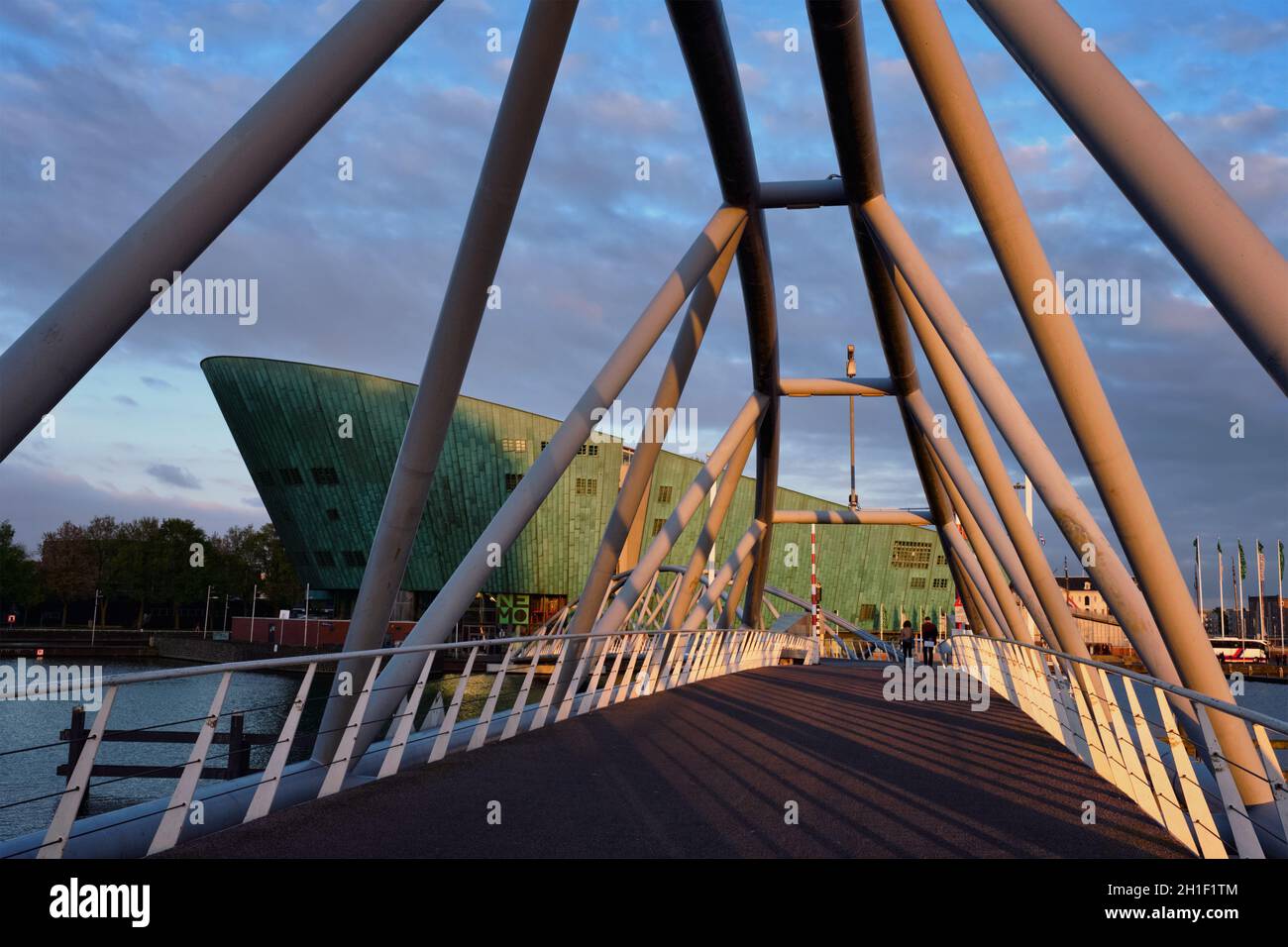 AMSTERDAM, Pays-Bas - 9 mai, 2017 : Musée des sciences NEMO et M. J.J. van der Veldebrug pont. C'est le plus grand centre des sciences au Pays-Bas avec Banque D'Images