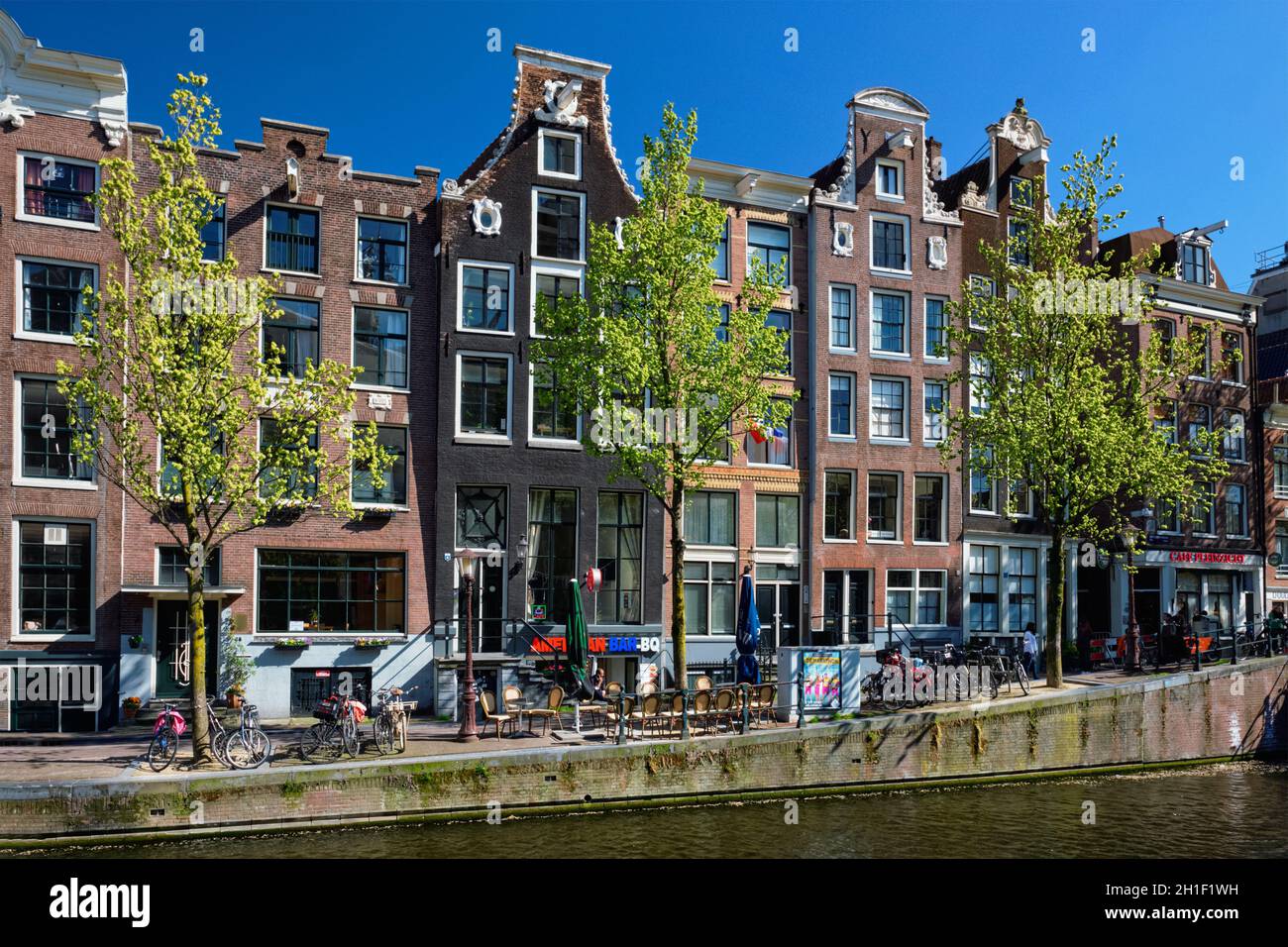 AMSTERDAM, PAYS-BAS - 8 MAI 2017 : quartier des feux rouges d'Amsterdam de Wallen.C'est le plus grand et le plus connu des quartiers rouges d'Amsterdam et de po Banque D'Images