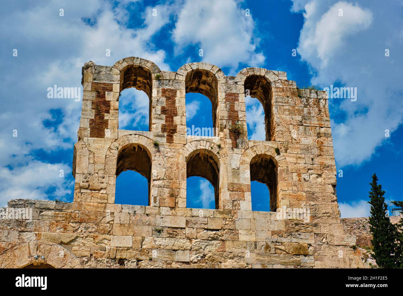 Ruines d'Odeon de Herodes Atticus ancien théâtre romain en pierre situé sur la pente sud-ouest de la colline de l'Acropole d'Athènes, Grèce. Athènes, Grèce Banque D'Images