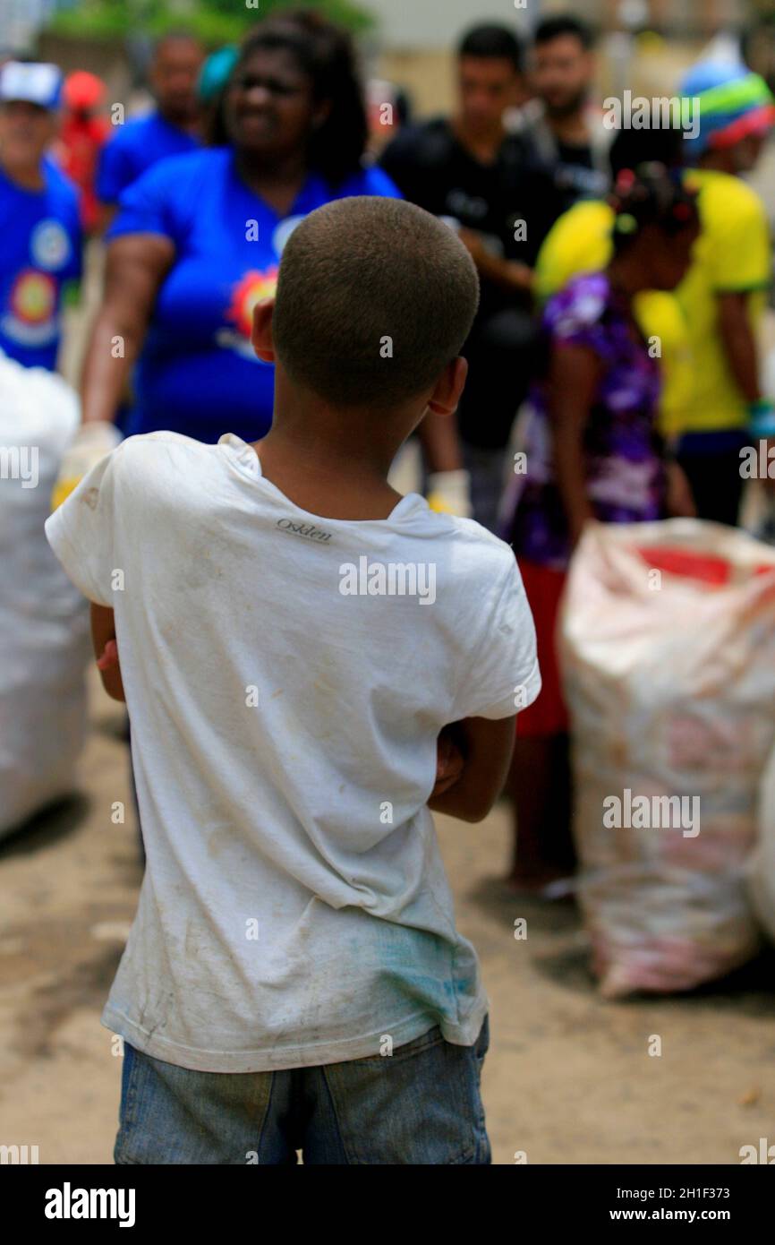 salvador, bahia / brésil - 2 mars 2014: Un garçon de 11 ans est vu au Centre de recyclage dans le quartier de Barra à Salvador. Caractérisant l'enfant labo Banque D'Images