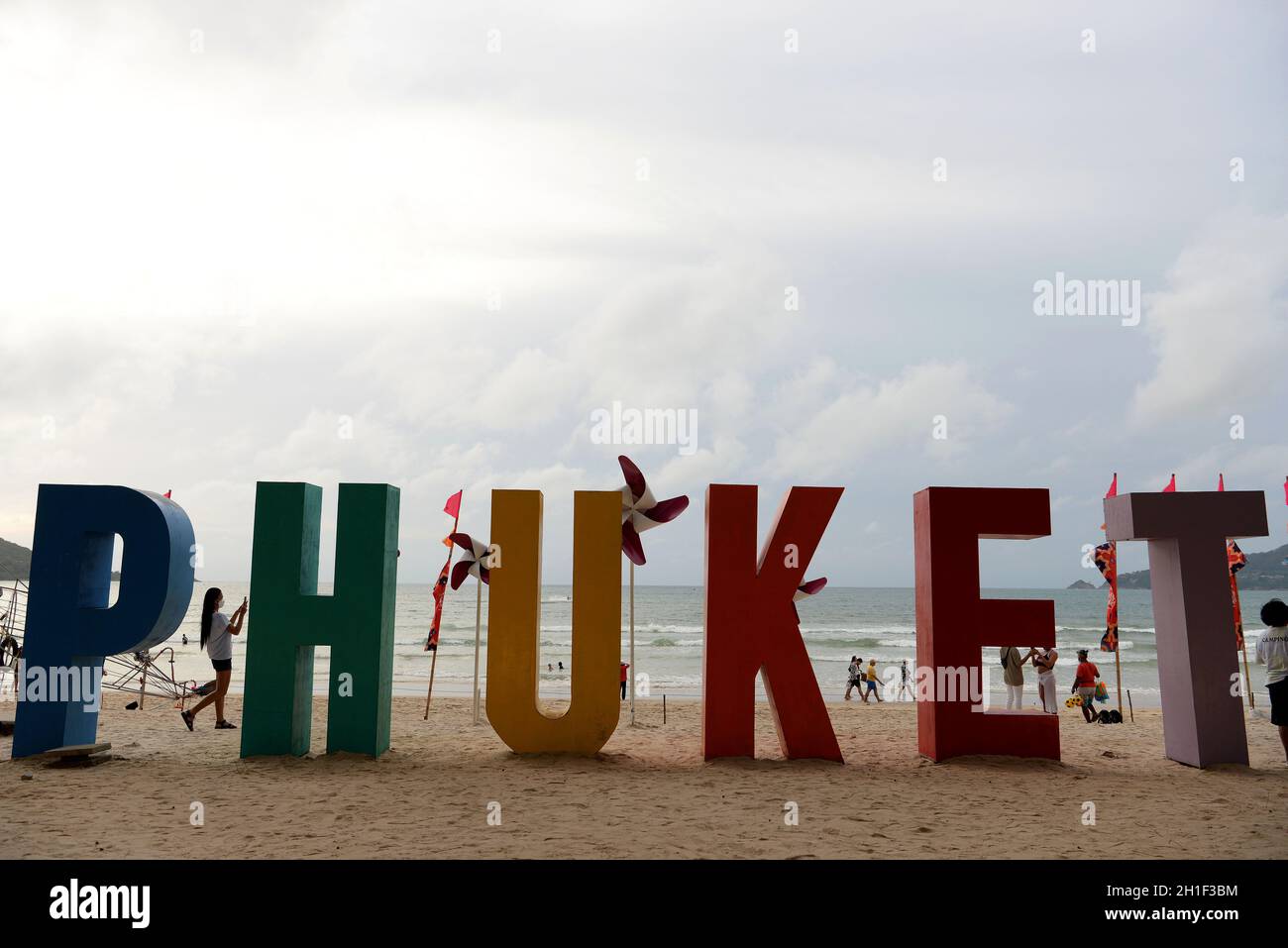 Patong, Thaïlande.17 octobre 2021.La lettre Phuket photographiée sur la promenade de Patong Beach.L'île de Phuket en Thaïlande a une période de quarantaine de 7 jours pour les touristes étrangers vaccinés et les habitants de la région, appelée la sandbox de Phuket.Après un test de PCR négatif réussi, les visiteurs sont autorisés à se déplacer autour de l'île pendant leur quarantaine.La Thaïlande permettra aux visiteurs entièrement vaccinés de pays à faible risque d'entrer dans le royaume sans quarantaine à partir du 1er novembre, comme un effort clé du gouvernement pour stimuler l'économie.Crédit : SOPA Images Limited/Alamy Live News Banque D'Images