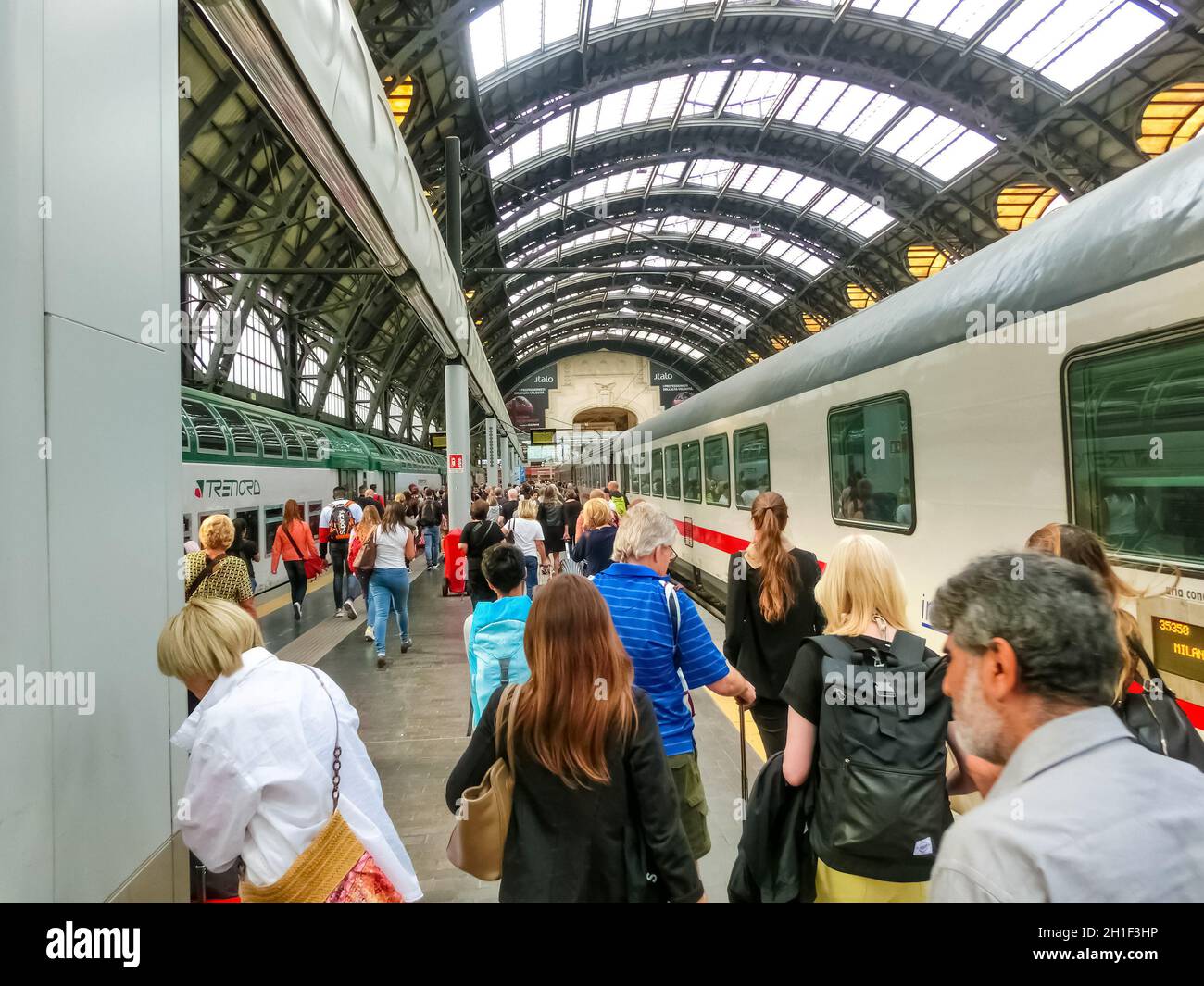 Milan, Italie - 18 septembre 2019 : les gens à la gare centrale de Milan.Ouvert en 1931, il dessert des routes nationales et internationales et en est un Banque D'Images