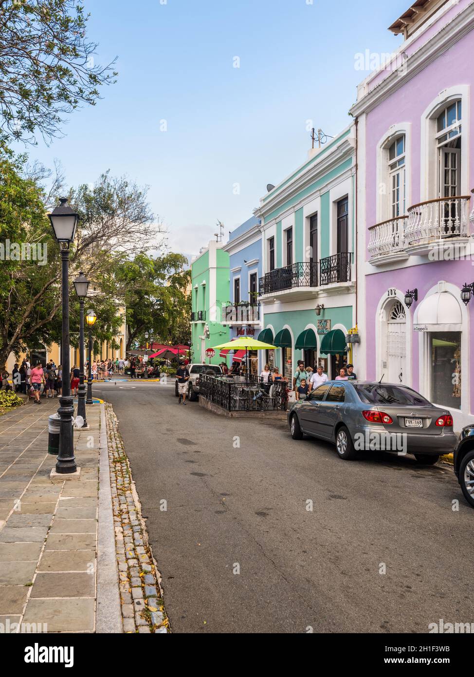 San Juan, Porto Rico - 29 avril 2019 : les visiteurs explorent les rues du Vieux San Juan. Rue typique animée de San Juan, Porto Rico. Banque D'Images