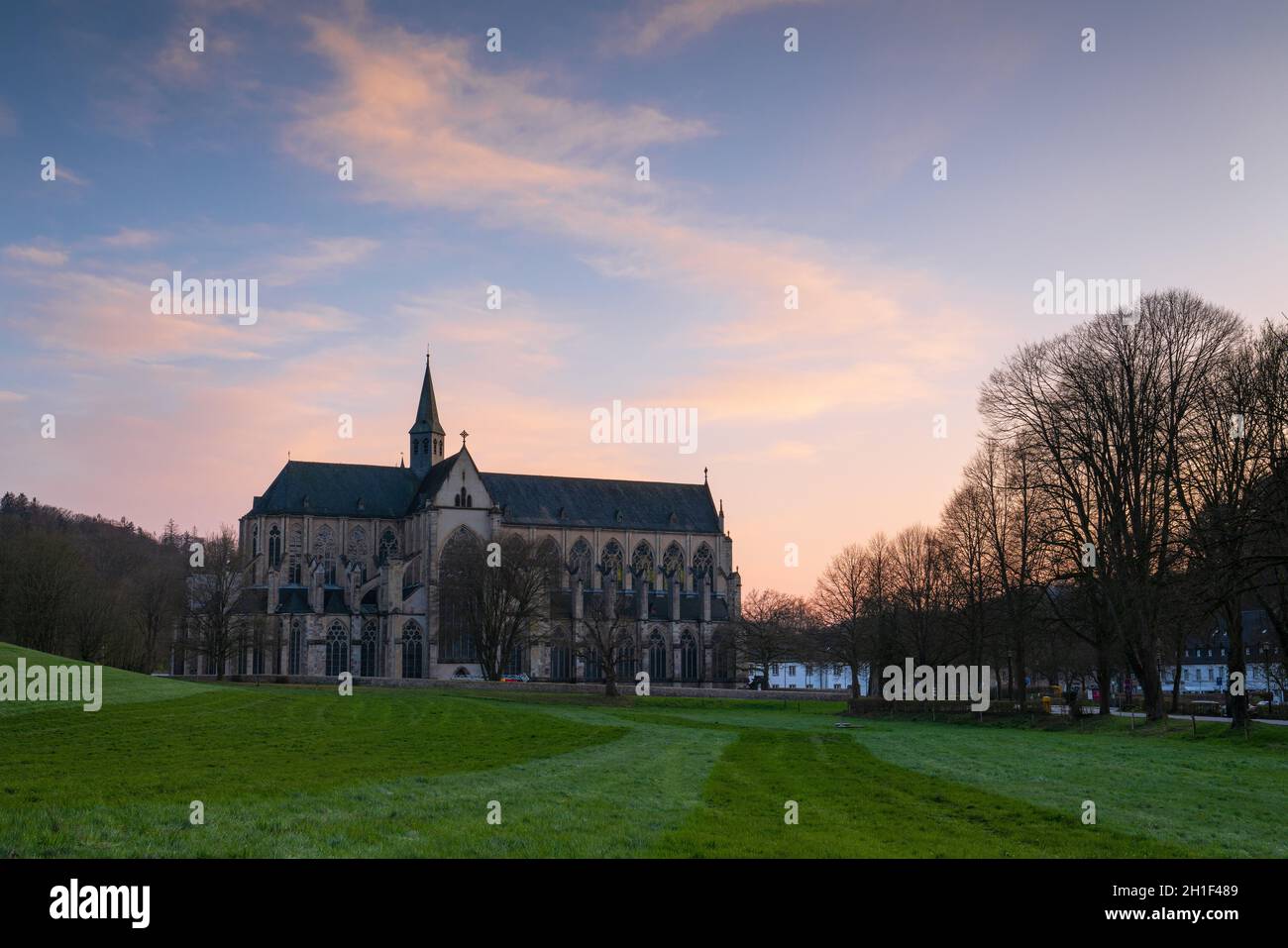 ODENTHAL, ALLEMAGNE - 26 MARS 2020 : image panoramique de la cathédrale d'Altenberg à la lumière du soir, le 26 mars 2020 en Allemagne Banque D'Images