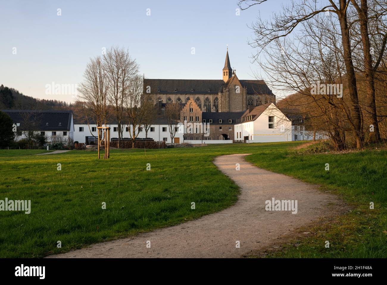 ODENTHAL, ALLEMAGNE - 26 MARS 2020 : image panoramique de la cathédrale d'Altenberg à la lumière du soir, le 26 mars 2020 en Allemagne Banque D'Images