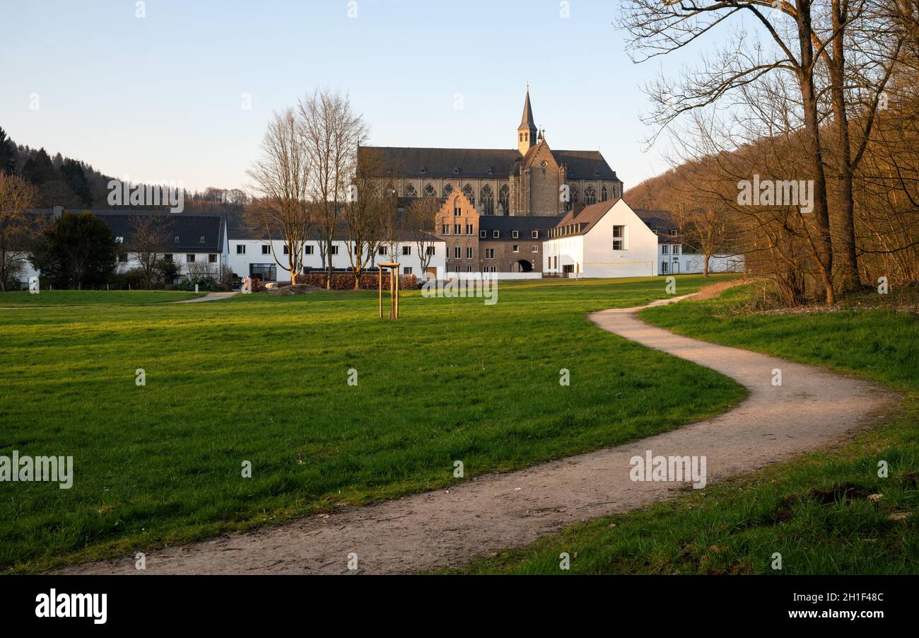 ODENTHAL, ALLEMAGNE - 26 MARS 2020 : image panoramique de la cathédrale d'Altenberg à la lumière du soir, le 26 mars 2020 en Allemagne Banque D'Images