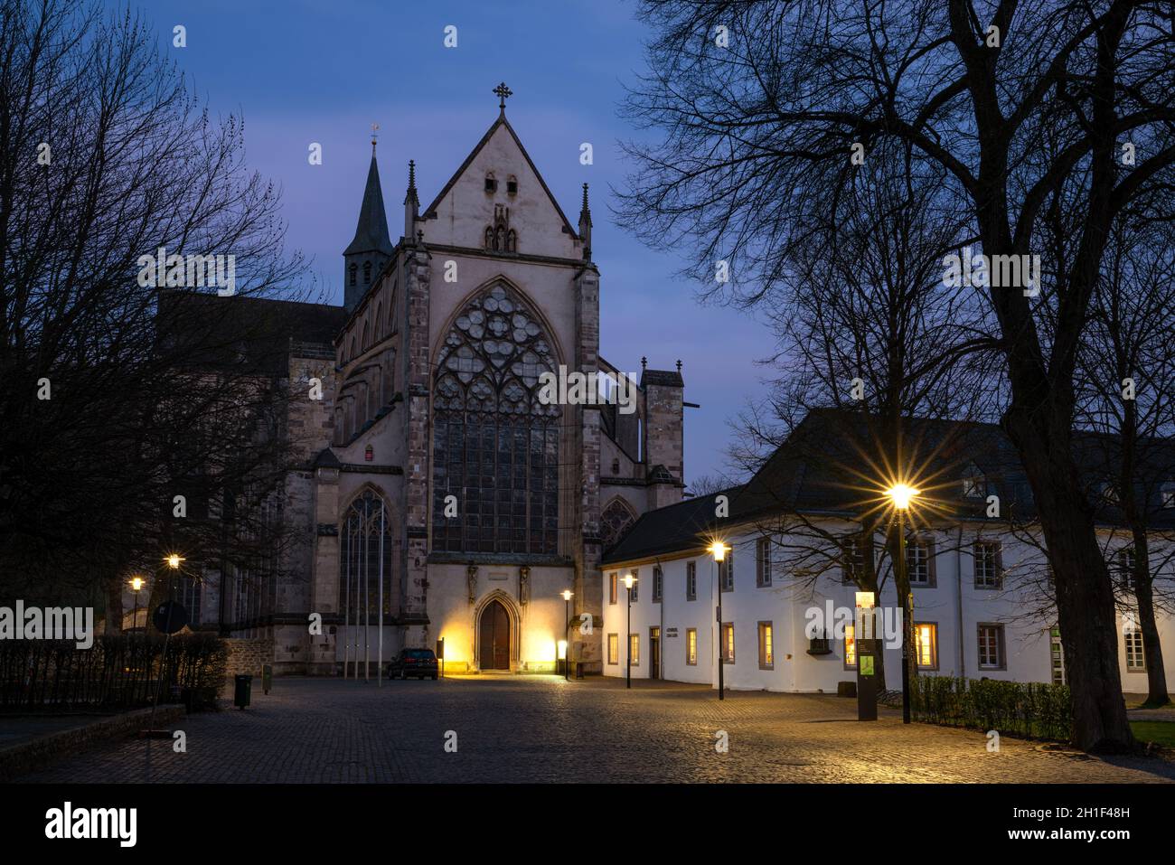 ODENTHAL, ALLEMAGNE - 26 MARS 2020 : image panoramique de la cathédrale d'Altenberg à la lumière du soir, le 26 mars 2020 en Allemagne Banque D'Images