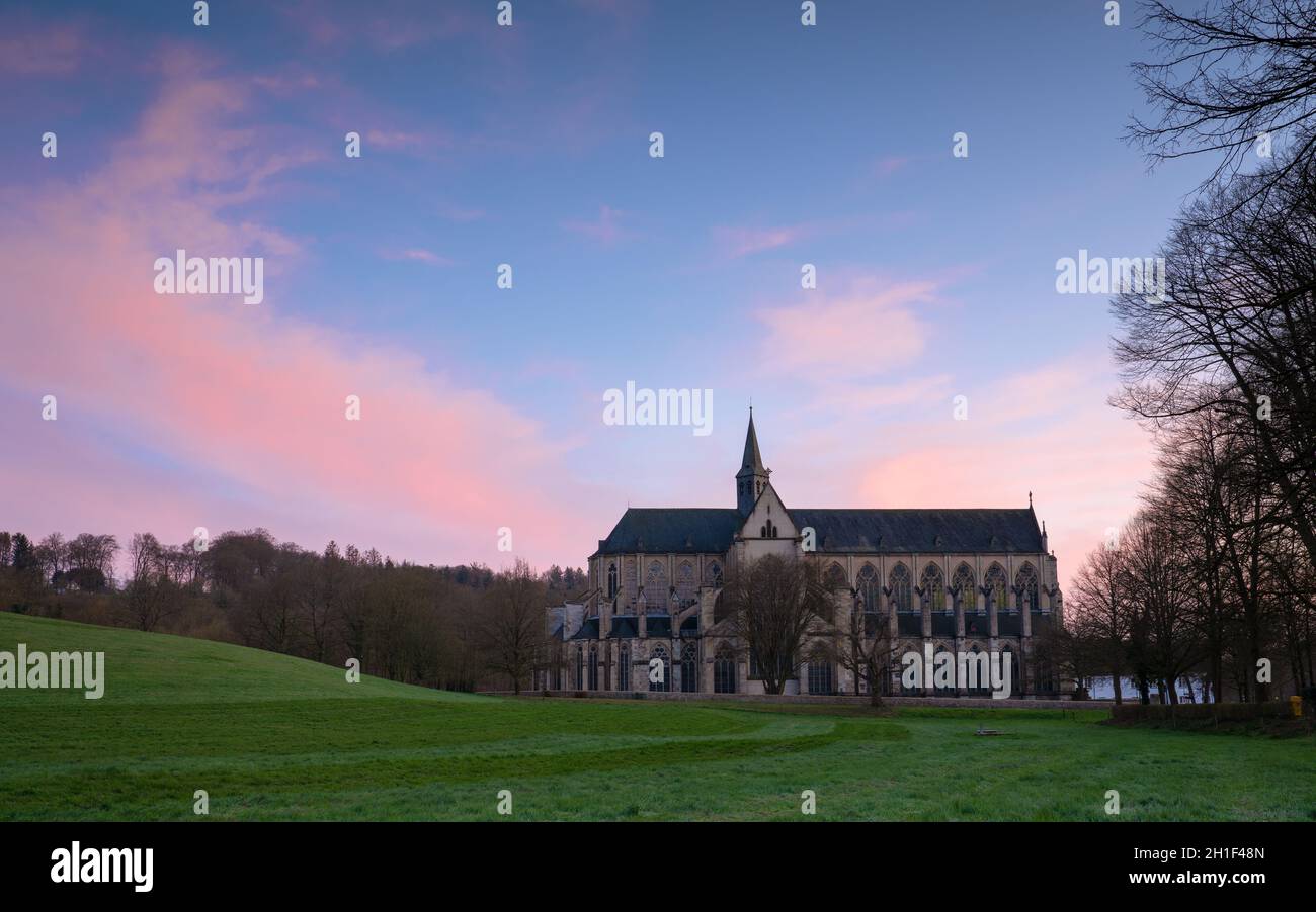 ODENTHAL, ALLEMAGNE - 26 MARS 2020 : image panoramique de la cathédrale d'Altenberg à la lumière du soir, le 26 mars 2020 en Allemagne Banque D'Images
